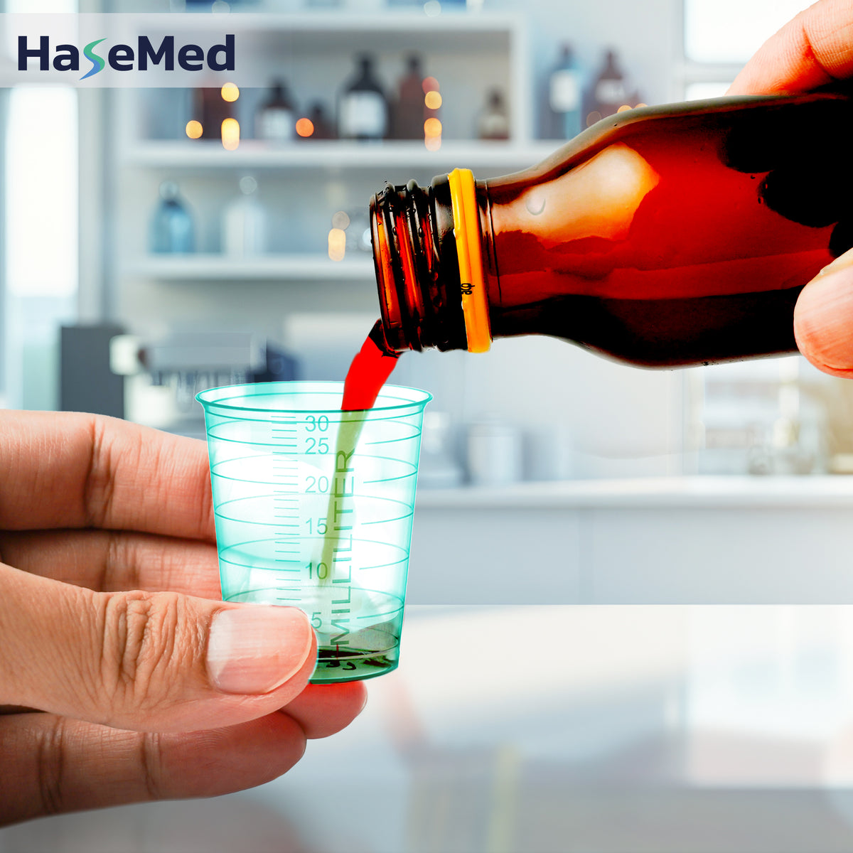 Gelas obat HaseMed 30 ml hijau sedang digunakan; dijual dalam kemasan berisi 80 gelas dengan satu warna, tanpa tutup. Cairan dan botol tidak termasuk.
