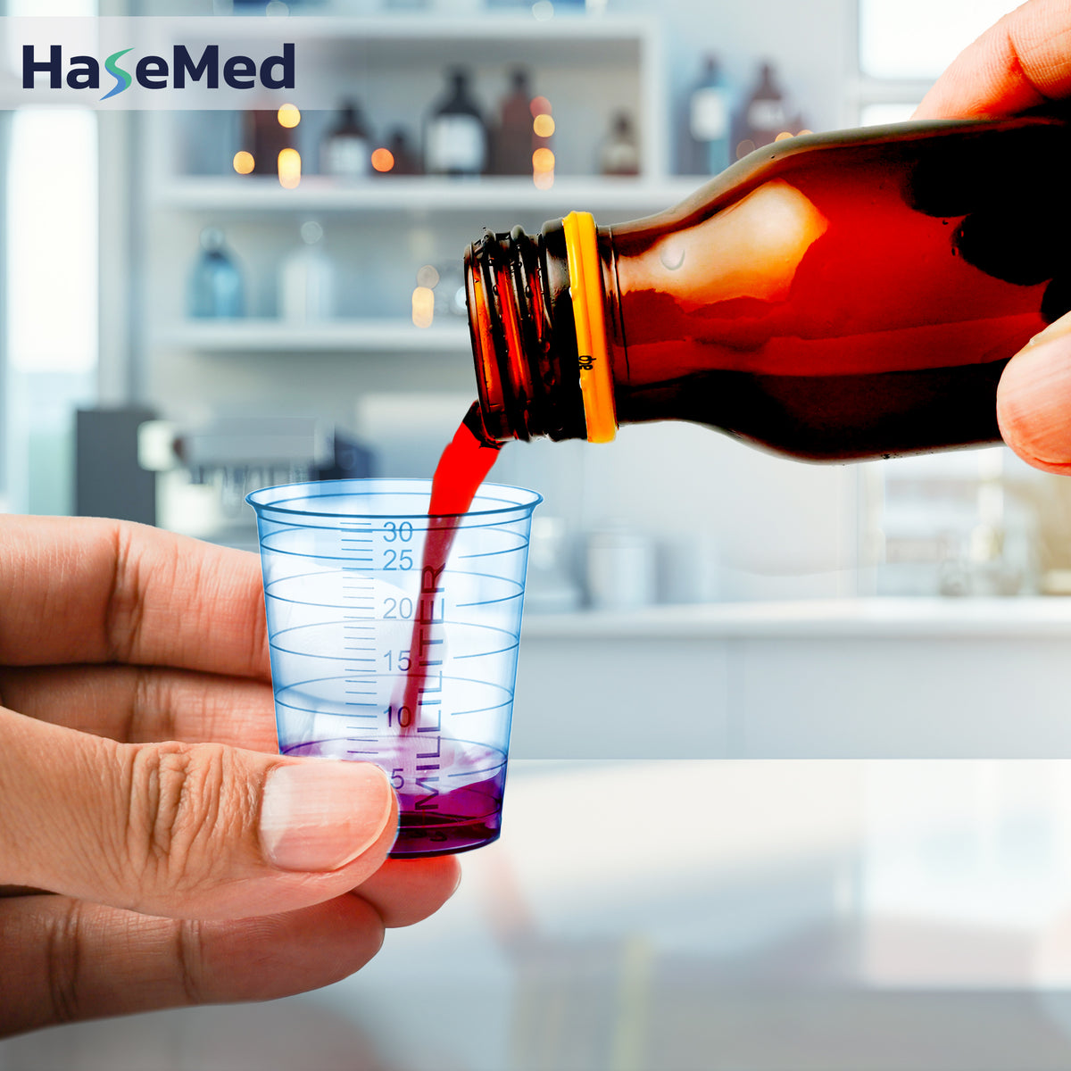 Gelas obat HaseMed 30 ml biru sedang digunakan; dijual dalam kemasan berisi 80 gelas dengan satu warna, tanpa tutup. Cairan dan botol tidak termasuk.