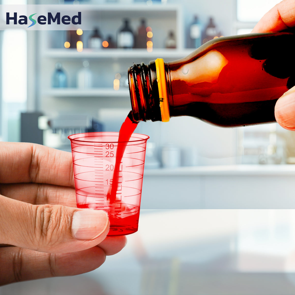 Gelas obat HaseMed 30 ml merah sedang digunakan; dijual dalam kemasan berisi 80 gelas dengan satu warna, tanpa tutup. Cairan dan botol tidak termasuk.