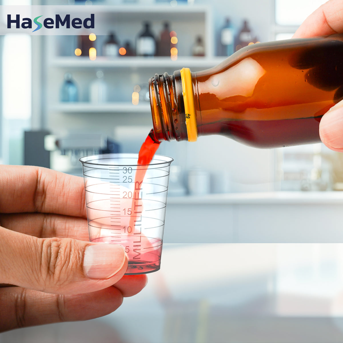 Gelas obat HaseMed 30 ml transparan sedang digunakan; dijual dalam kemasan berisi 80 gelas dengan satu warna, tanpa tutup. Cairan dan botol tidak termasuk.