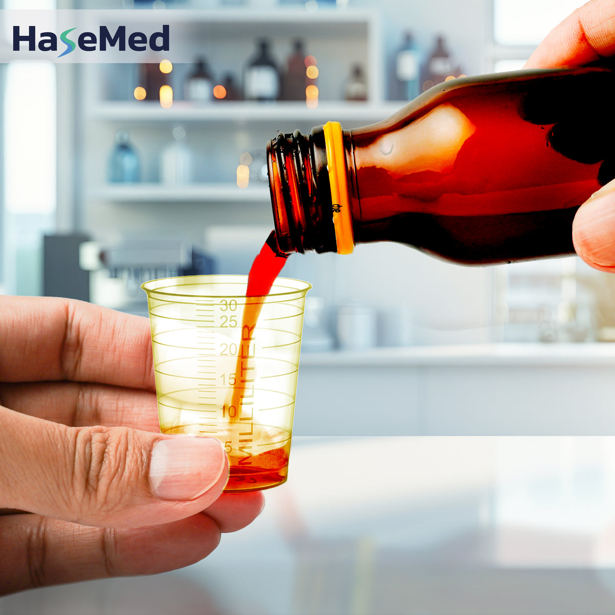 Gelas obat HaseMed 30 ml kuning sedang digunakan; dijual dalam kemasan berisi 80 gelas dengan satu warna, tanpa tutup. Cairan dan botol tidak termasuk.